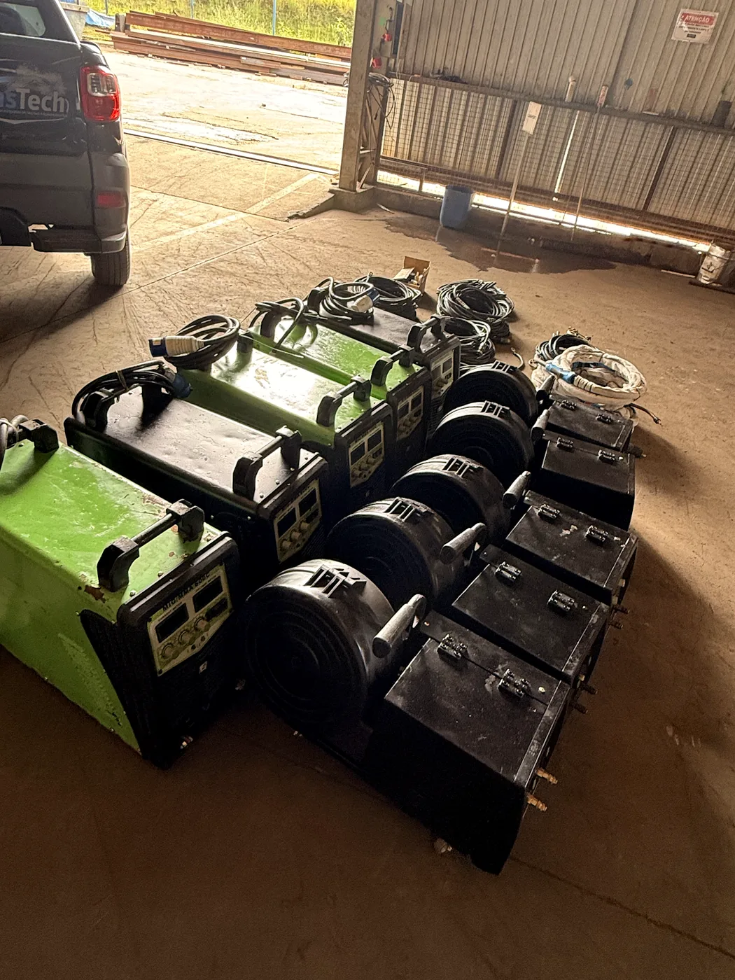 Conjunto de máquinas verdes para locação