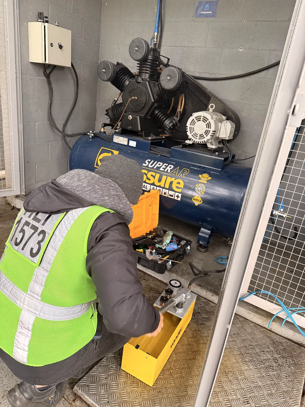Técnico da LucasTech realizando manutenção em compressor de ar