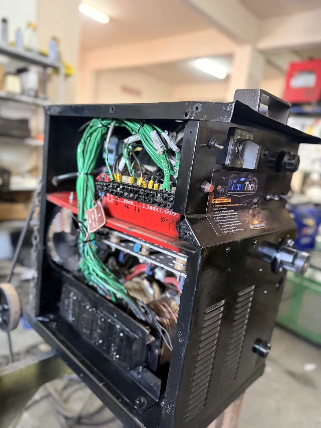 Máquina industrial aberta para diagnóstico técnico