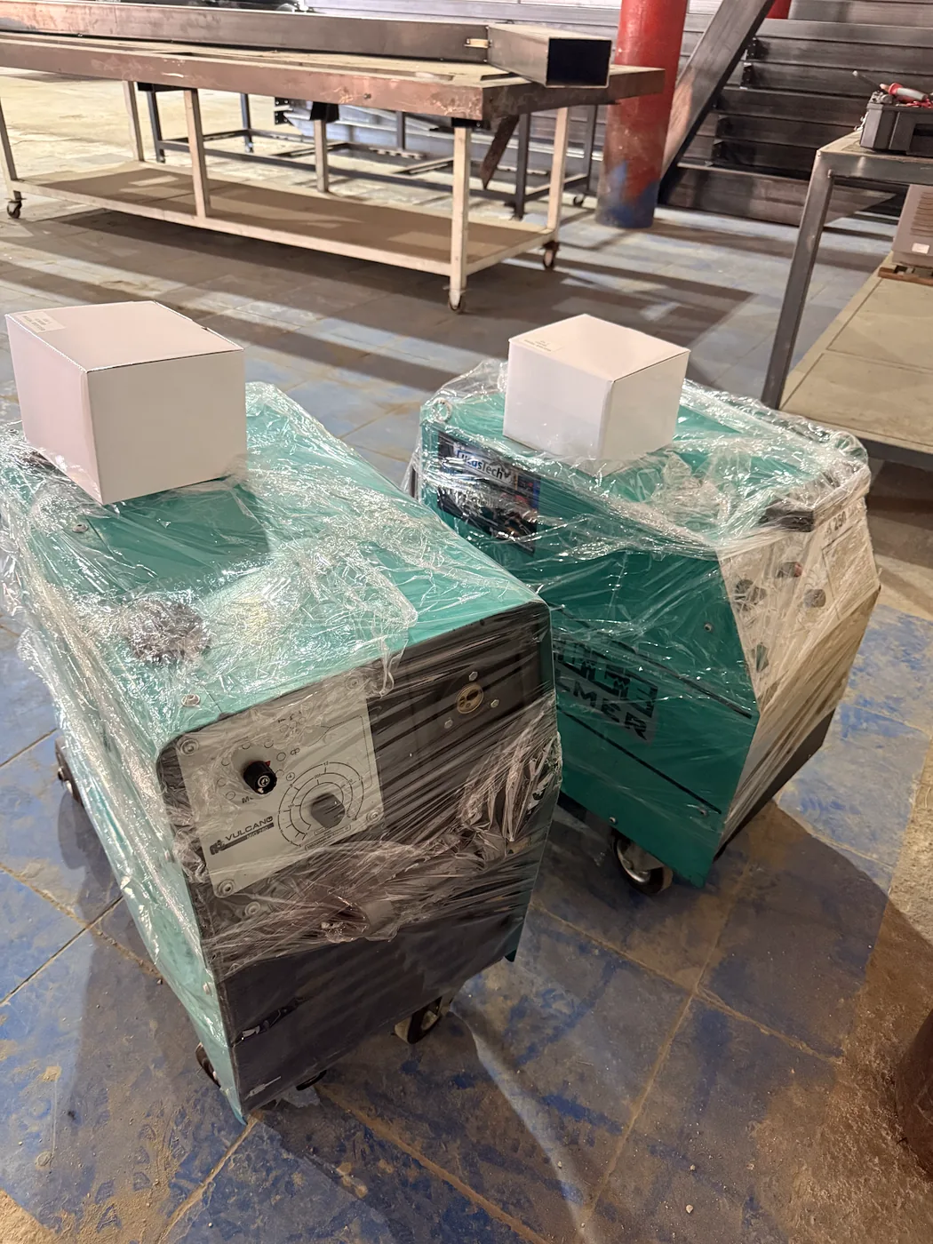 Máquinas de solda novas embaladas para entrega na LucasTech