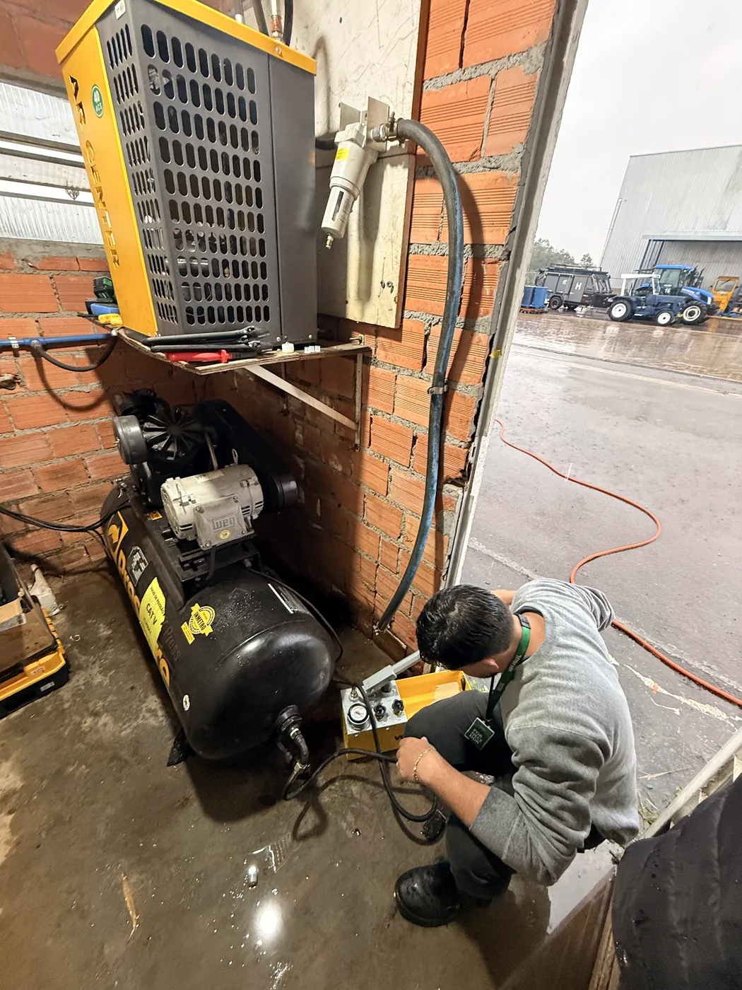 Técnico realizando reparo em compressor de ar