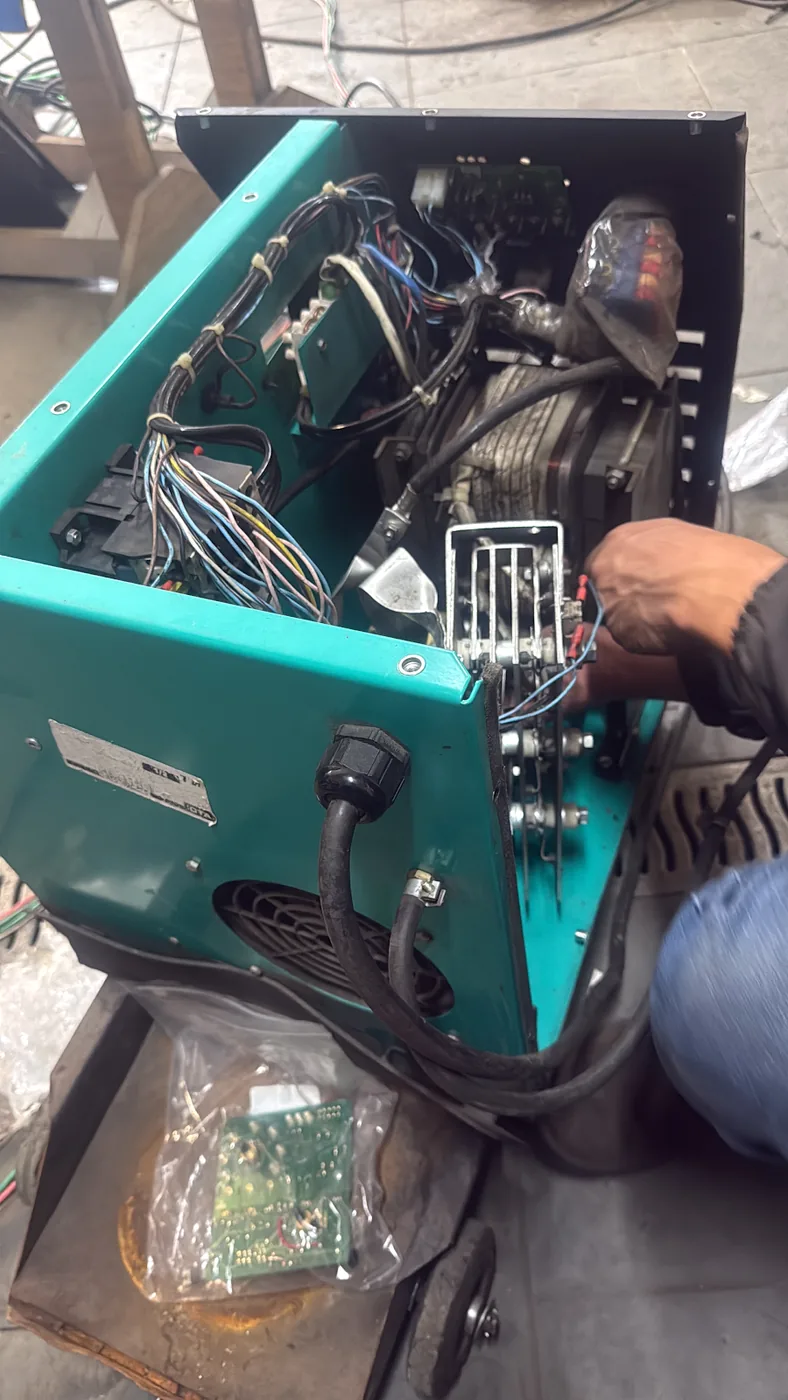 Parte interna de máquina de solda em reparo