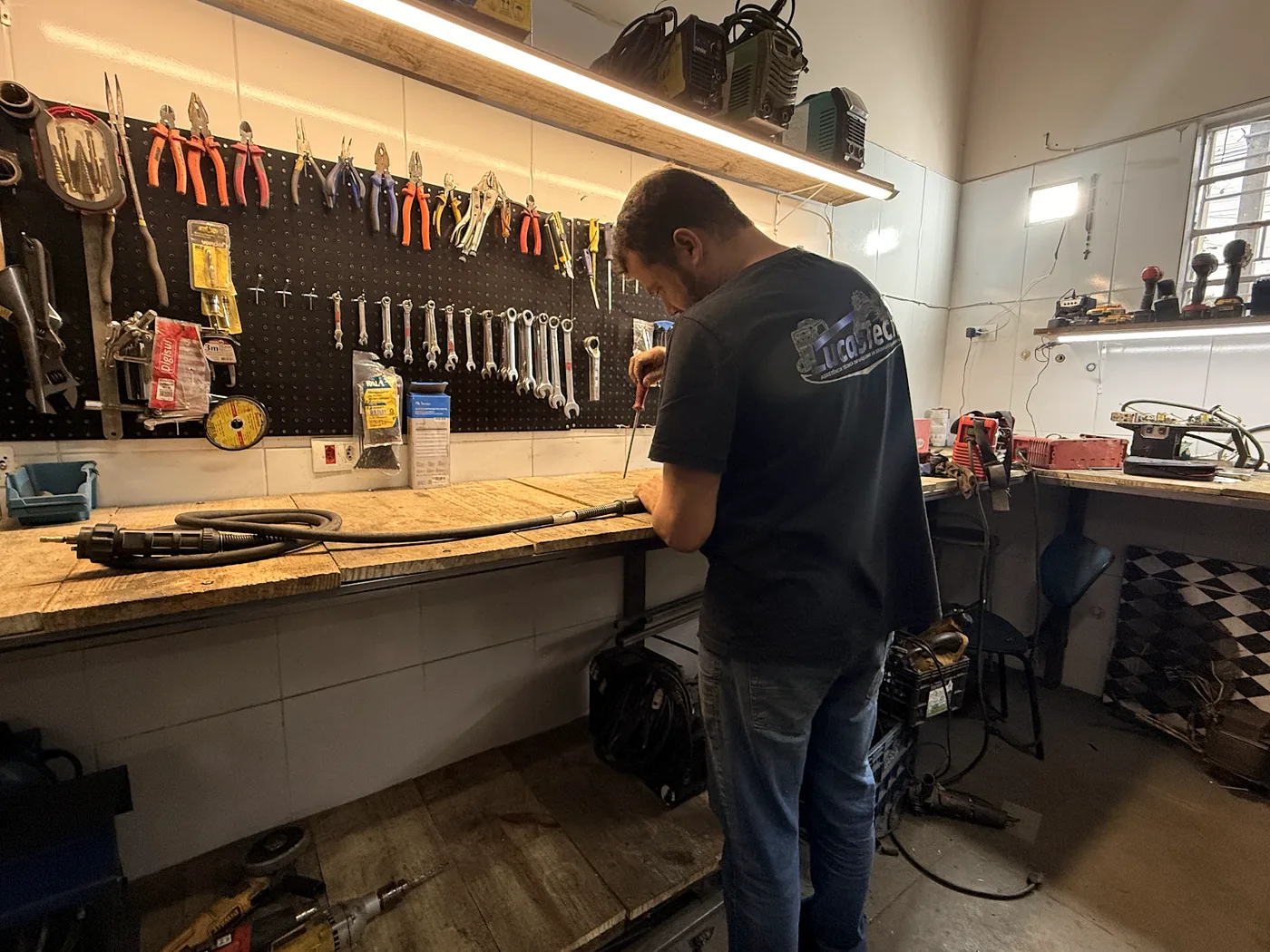 Técnico da LucasTech trabalhando em bancada organizada de manutenção